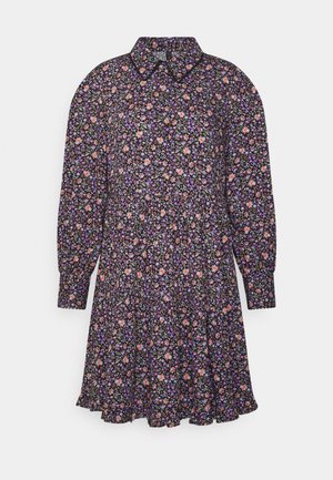 Vestido preto com flores, mangas longas, gola e bainha ampla. Apresenta pequenas flores rosas e roxas sobre um fundo escuro, com punhos texturizados.