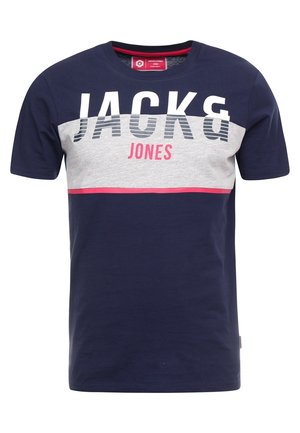 Granatowo-szary t-shirt z krótkim rękawem z napisem „JACK & JONES” w białym, szarym i różowym kolorze na klatce piersiowej oraz czerwoną akcentującą linią.