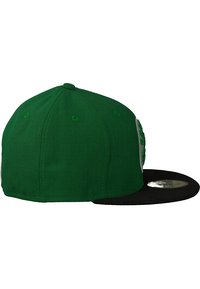 Gorra de tela verde con visera negra, que presenta bordado en relieve en el lateral. Diseño de ala plana, construcción de seis paneles con orificios de ventilación.