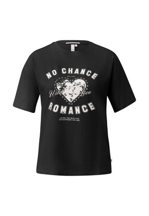 Schwarzes T-Shirt mit kurzen Ärmeln, verziert mit einem verblassten weißen Herzgrafik und dem Text "No Chance Romance, Wild Love, Living the best life."