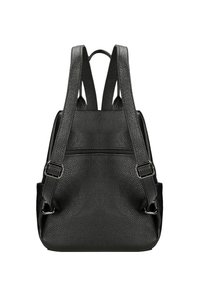 Czarny skórzany plecak z teksturowaną powierzchnią, podwójnymi ramiączkami, uchwytem na górze oraz zamykaną na zamek kieszenią z tyłu.