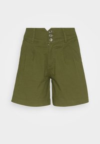 Shorts vert olive à taille haute, dotés d'une patte de boutonnage avec trois boutons métalliques, d'un devant plissé et d'ourlets.