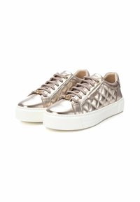 Zapatillas metálicas en color oro rosado con textura acolchada, suela plataforma blanca y diseño de cordones con acentos de hardware en tono dorado.