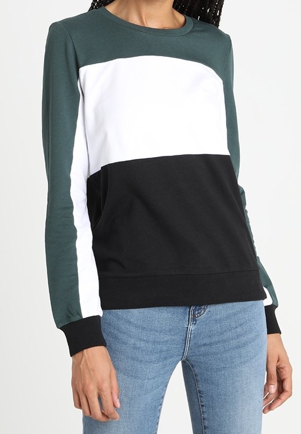 Färgblockad sweatshirt med mörkgrön, vit och svart sektioner. Tillverkad av ett mjukt tyg med långa ärmar och ribbade cuffs.