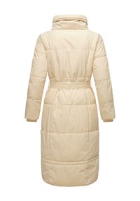 Crème-kleurige pufferjas met een hoge kraag, ceintuur in de taille, lange mouwen en een doorgestikt patroon. Heeft zijzakken en een lengte tot halverwege de kuit.