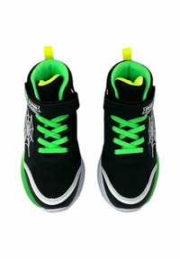 Scarpe sneakers alte nere con accenti verdi, caratterizzate da un design a ragnatela, linguetta in rete e cinturino in Velcro nero. Suola in gomma verde.