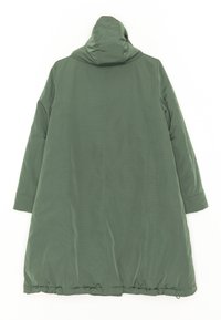 Cappotto verde isolato con cappuccio, caratterizzato da una texture liscia e una vestibilità leggermente oversize. I polsini sono ripiegati e l'orlo è elasticizzato.