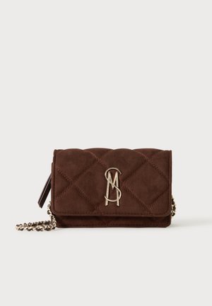 Καφέ καπιτονέ τσάντα crossbody από σουέτ με λουράκι αλυσίδα σε χρυσό χρώμα και χρυσλό μεταλλικό λογότυπο αρχικών γραμμάτων στην εμπρόσθια κλείστρα.