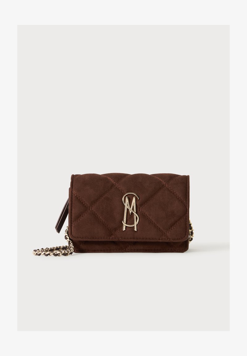 Καφέ καπιτονέ τσάντα crossbody από σουέτ με λουράκι αλυσίδα σε χρυσό χρώμα και χρυσλό μεταλλικό λογότυπο αρχικών γραμμάτων στην εμπρόσθια κλείστρα.