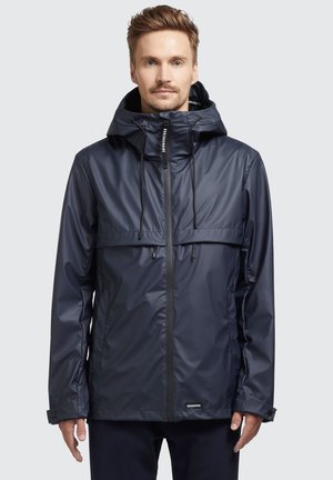 Navys wasserfeste Jacke mit hohem Kragen, verstellbare Kapuze, Reißverschluss und Seitentaschen; besitzt eine glatte, glänzende Textur.