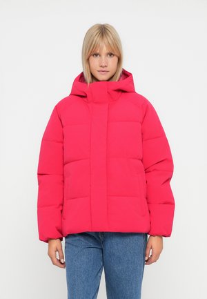 Chaqueta de plumas roja con capucha, que presenta un diseño acolchado, cremallera frontal y bolsillos laterales. La tela tiene una textura suave y está aislada.