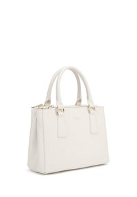 Borsa sintetica bianca con due manici corti, forma rettangolare, hardware dorato e chiusura con zip superiore. Texture liscia con dettagli accentuati sottili.