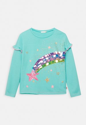 Chemise turquoise à manches longues pour enfant avec manches à volants, décorée d’un arc-en-ciel pailleté brillant et d’étoiles roses et dorées.