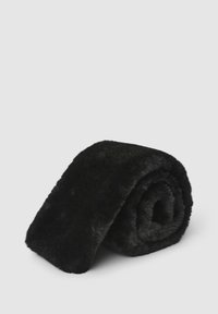 Czarna sztuczna futrzana koc, starannie zwinięty, ukazujący miękką, puszystą fakturę i równą powierzchnię. Brak wzorów lub dodatkowych elementów.