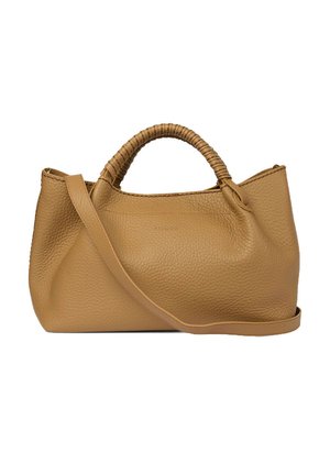 Borsa a mano in pelle color cuoio con superficie strutturata, manico superiore curvo avvolto e tracolla lunga regolabile.