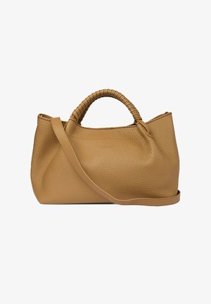 Borsa a mano in pelle color cuoio con superficie strutturata, manico superiore curvo avvolto e tracolla lunga regolabile.