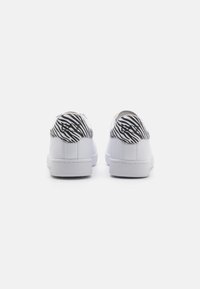EA7 Emporio Armani UNISEX - Tenisice - white