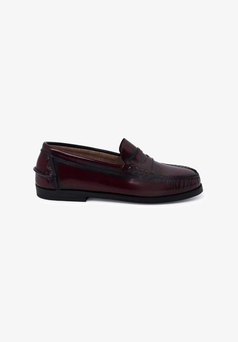 Burgundo spalvos odiniai loaferiai su lygiu paviršiumi, siuvinėjimo detalėmis ir žemu guminio pado dizainu. Klasikinis slip-on stilius su apvaliu nosiu.