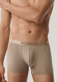 Beżowe bokserki z miękkiego, elastycznego materiału, z paskiem oznaczonym "ATLANTIC" w jaśniejszym odcieniu, dopasowany krój i gładka tekstura.