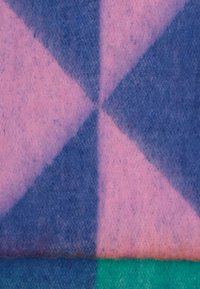 Multicolored wolkenstof heeft geometrische patronen in roze, blauw en groen. De textuur is zacht met een viltachtige afwerking.