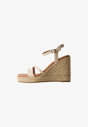 Beige sleehak sandaal met gevlochten jute plateau, twee voorste bandjes, een enkelbandje met gesp en een bruine gevoerde binnenzool.