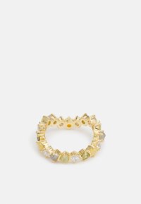 Anello in oro con gemme rettangolari e rotonde alternate nei colori verde chiaro, grigio e trasparente, con una finitura liscia e lucida.
