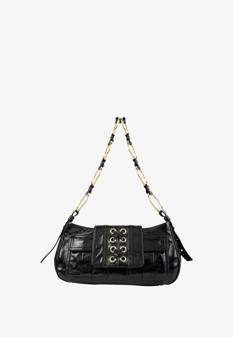 Sac à main en cuir verni noir avec bandoulière en chaîne dorée et rabat avant avec détail en dentelle croisée.