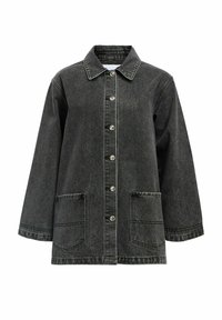 Zwarte denimjack met een klassieke kraag, sluiting met knopen aan de voorkant, twee grote zakken en contrasterende witte stiksels. Verloofd pasvorm met lange mouwen.