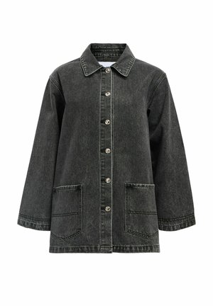 Czarna dżinsowa kurtka z klasycznym kołnierzykiem, zapięcie na guziki z przodu, dwie duże kieszenie i kontrastowe białe przeszycia. Luźny krój z długimi rękawami.