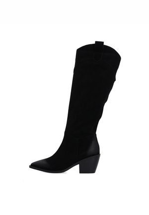 Zwarte suède kniehoge laarzen met een spitse neus en een gestapelde hak, met een decoratieve bovennaad en een achterste lus voor gemakkelijk aantrekken.