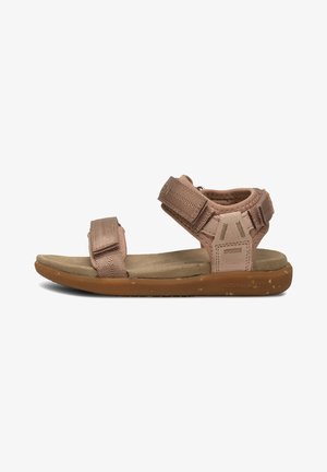 Ljust rosa sandal med två justerbara remmar, mocka fotbädd och gummisula. Har texturerade remmar och mjuk dämpning för komfort.