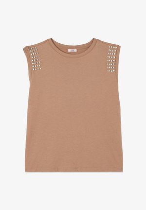 Top beige senza maniche con scollo rotondo e due file verticali di borchie decorative argento su ogni spalla.