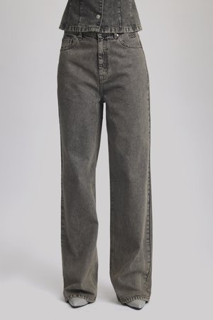Wijdvallende jeans in donkergrijs denim, met een hoge taille, voorzakken en subtiele hardware-details. Gelaagd stof met een klassiek ontwerp.