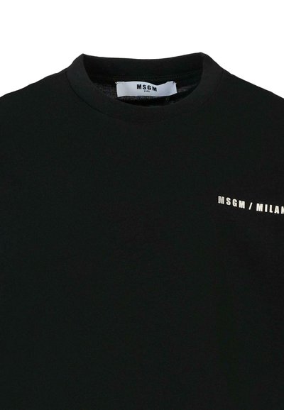 T-shirt nera in cotone con collo rotondo. Presenta il testo bianco "MSGM / MILANO" sul davanti. Tessuto morbido, vestibilità standard.