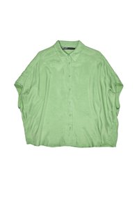 Camisa de botón de manga corta color verde claro con cuello y ajuste holgado, exhibida de forma plana sobre un fondo blanco.
