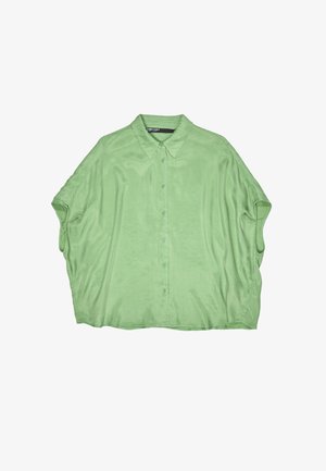 Jasnozielona, krótka koszula na guziki z kołnierzykiem i luźnym krojem, wyeksponowana na płasko na białym tle.