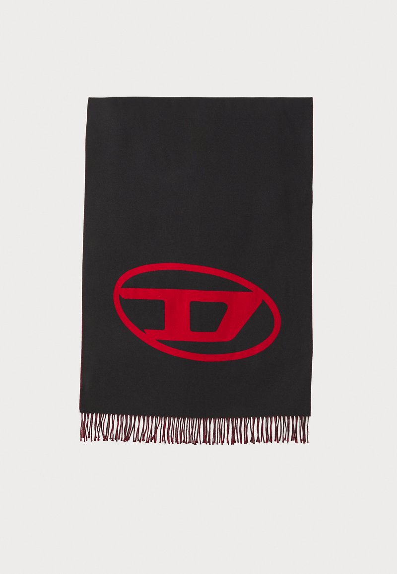 Svart skjerf med en stor sirkulær rød logo. Endene er prydet med frynser, noe som gir en teksturert finish.