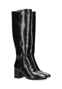 Bottes en cuir noires montantes avec un bout pointu, un talon carré modéré et une texture lisse ; présente une couture minimale et un détail de logo sur le côté.