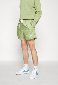 Nike Sportswear M NSW SPE WVN LND FLOW SHORT - Calças de fato de treino - alligator