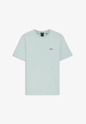 Lichtblauw T-shirt met korte mouwen en ronde hals, met het "BOSS"-logo in het zwart gedrukt op de linkerborst.