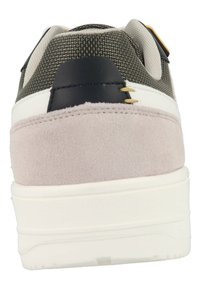 Sneaker mit einem strukturierten olivgrünen Obermaterial, grauem Wildleder-Mitteln, schwarzen Akzenten und einer weißen Gummisohle. Merkmale goldene Schnürsenkel-Ösen.