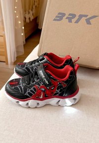 Scarpe da ginnastica Spider-Man nere e rosse con tomaia in mesh, dettagli in pelle testurizzata, motivo a ragnatela e suola bianca e spessa.