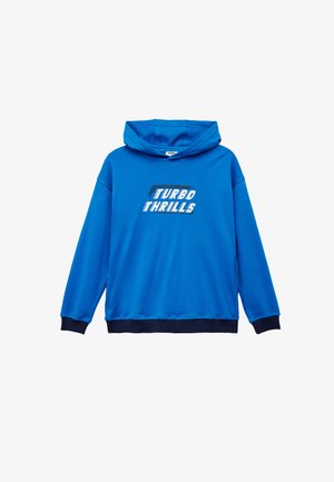 Sudadera azul de tejido suave, con un gráfico frontal que dice "TURBO THRILLS" en letras blancas en negrita y un dobladillo acanalado en color navy.