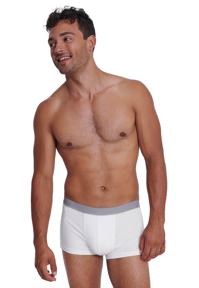 Boxer brevissimi bianchi con una vita elastica grigia, texture liscia e design aderente, che mostrano un taglio medio-alto standard.