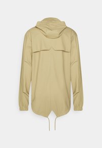Ljus beige huva jacka med långa ärmar, elastiska cuffs och ett ventilerat bakpanel. Har justerbar dragsko vid nederkanten. Slät tygtextur.