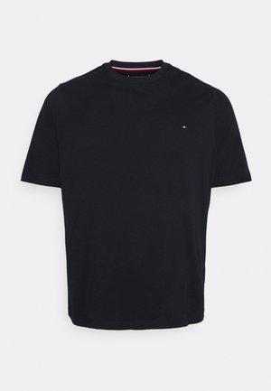 Sort kortærmet T-shirt med rund hals og et lille rødt, hvidt og blåt logo på venstre bryst mod en hvid baggrund.