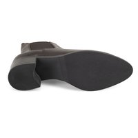 Bruine leren enkelboot met een gladde afwerking, elastische zijpanelen, een gematigde hak en een getextureerde rubberen zool voor grip.