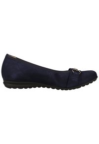 Chaussure plate en daim bleu marine avec bout arrondi, bord élastique, détail boucle et semelle en caoutchouc noire à adhérence texturée.