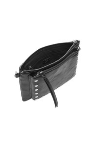 Czarna skórzana kopertówka z srebrnymi ćwiekami po jednej stronie, zapinana na zamek błyskawiczny, o smukłym kształcie. Wnętrze wyłożone ciemnym materiałem.