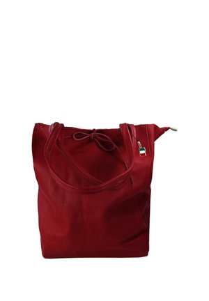 Rote, strukturierte Ledertasche mit zwei Griffen, einer kleinen Schleife oben und einem Reißverschlussanhänger mit einem Anhänger in Form der italienischen Flagge.